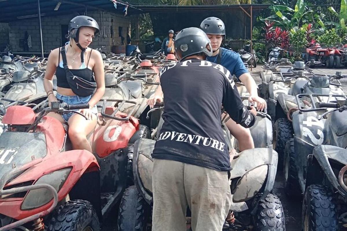 Egy férfi és egy nő áll egy csoport ATV mellett
