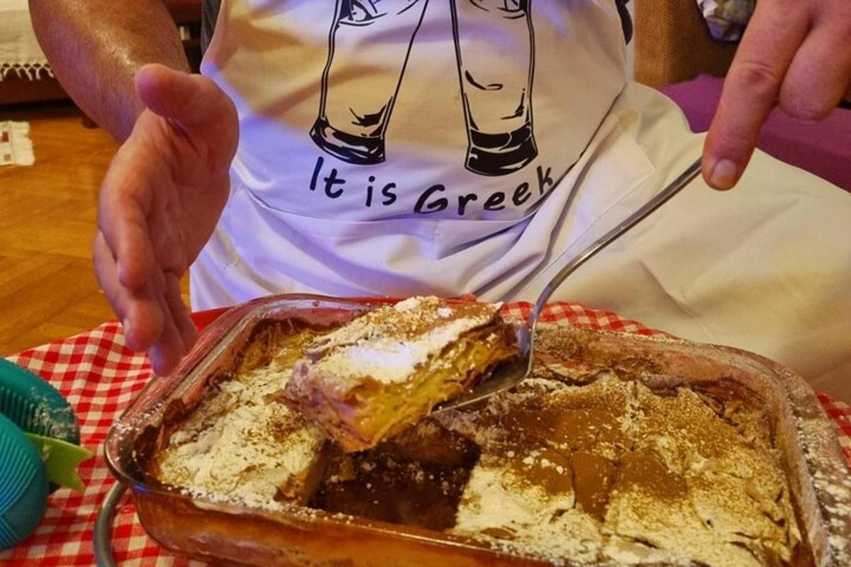 una persona sta mangiando un pezzo di torta con una forchetta