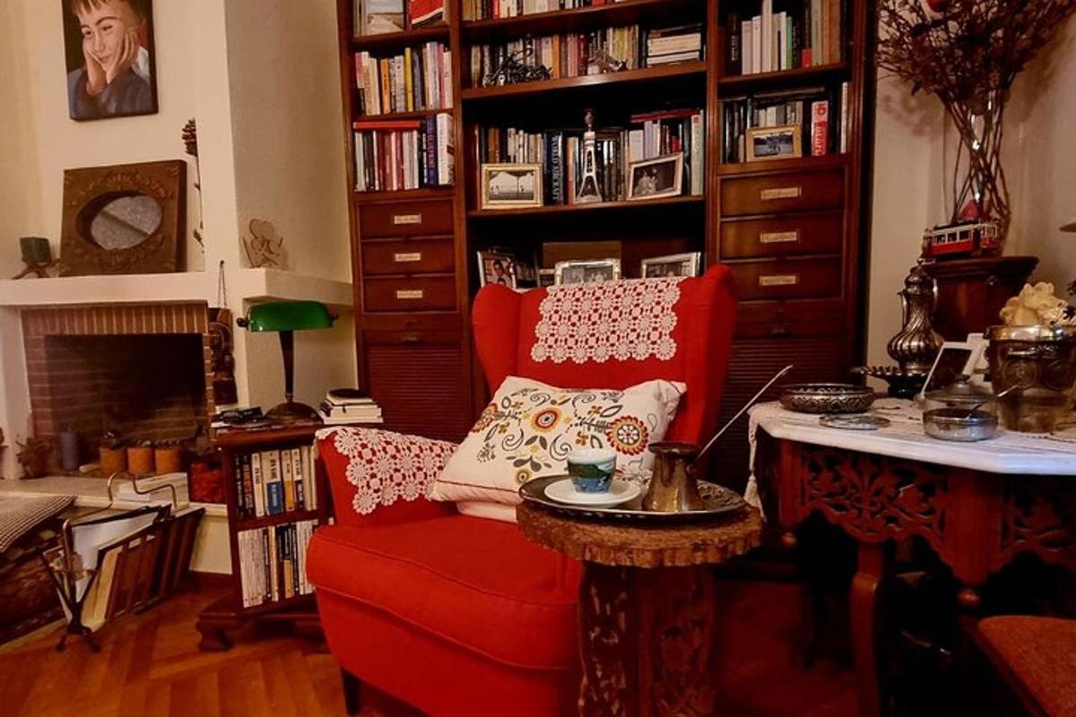 un soggiorno con una sedia rossa e un tavolo