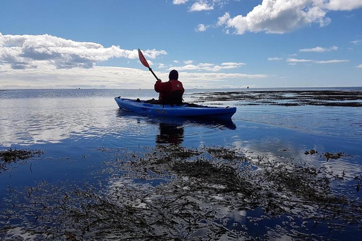 seorang lelaki sedang duduk di atas kayak di dalam air