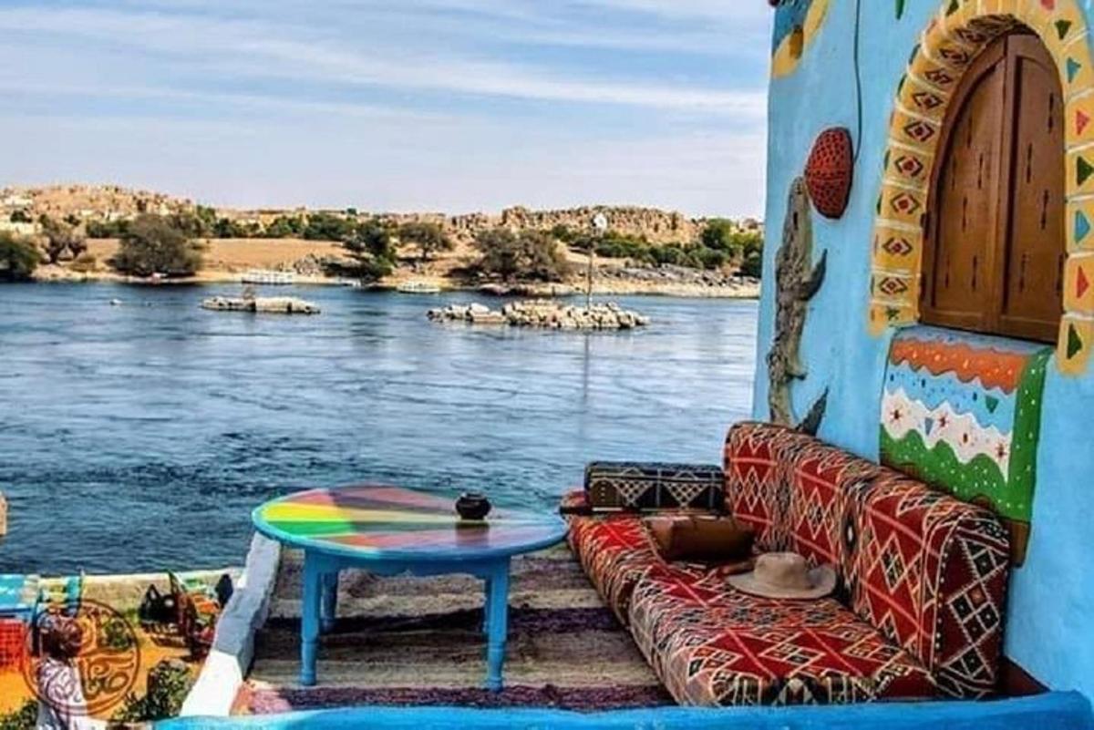 sofa dan meja di sebelah sungai