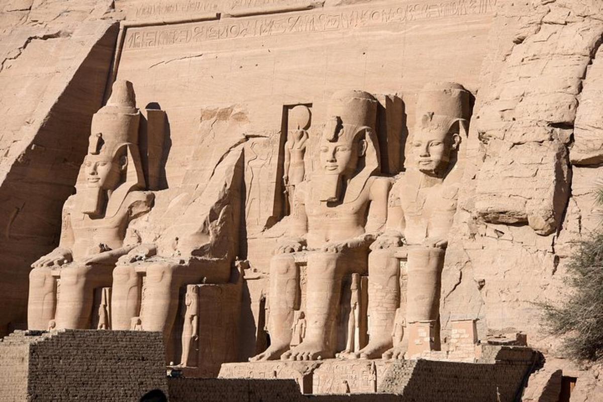 kamenný reliéf chrámu Hathor ve starověkém městě