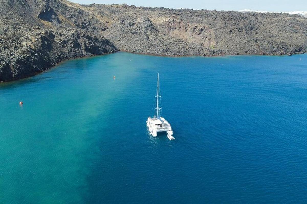 una barca in mezzo a un grande specchio d'acqua