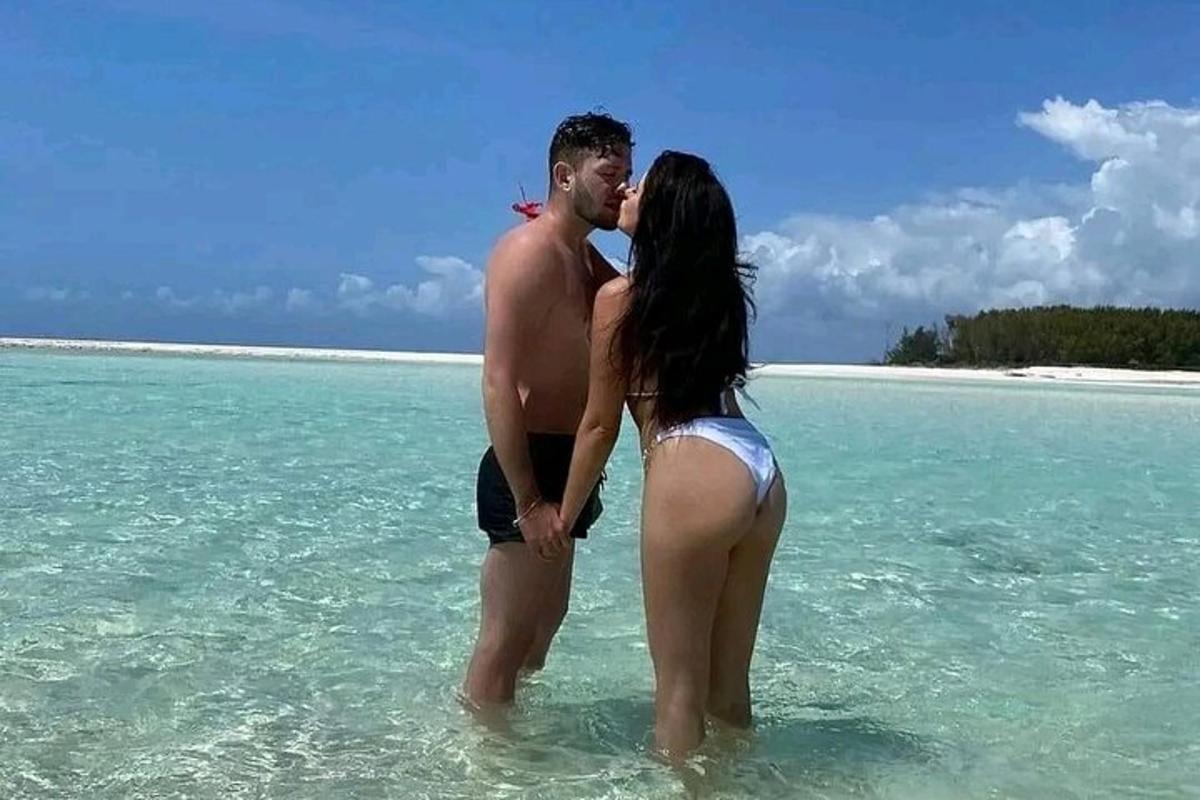 muž a žena stojící v oceánu
