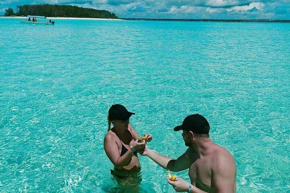 muž a žena ve vodě v oceánu