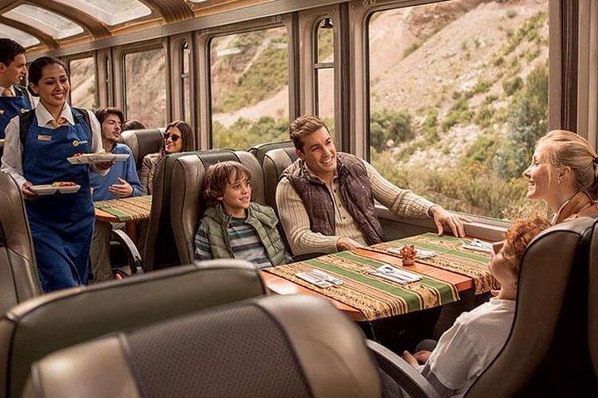 un gruppo di persone su un treno che giocano a scacchi