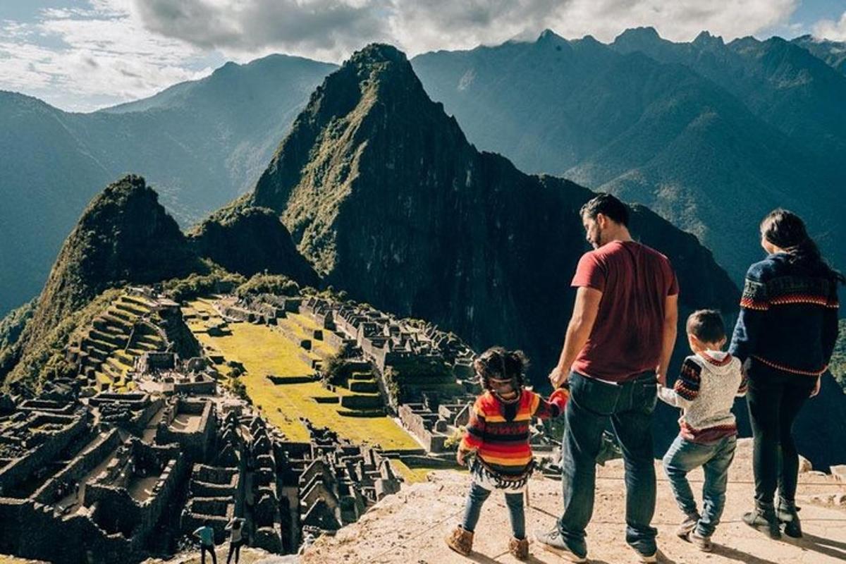 um grupo de pessoas em pé no topo de uma montanha