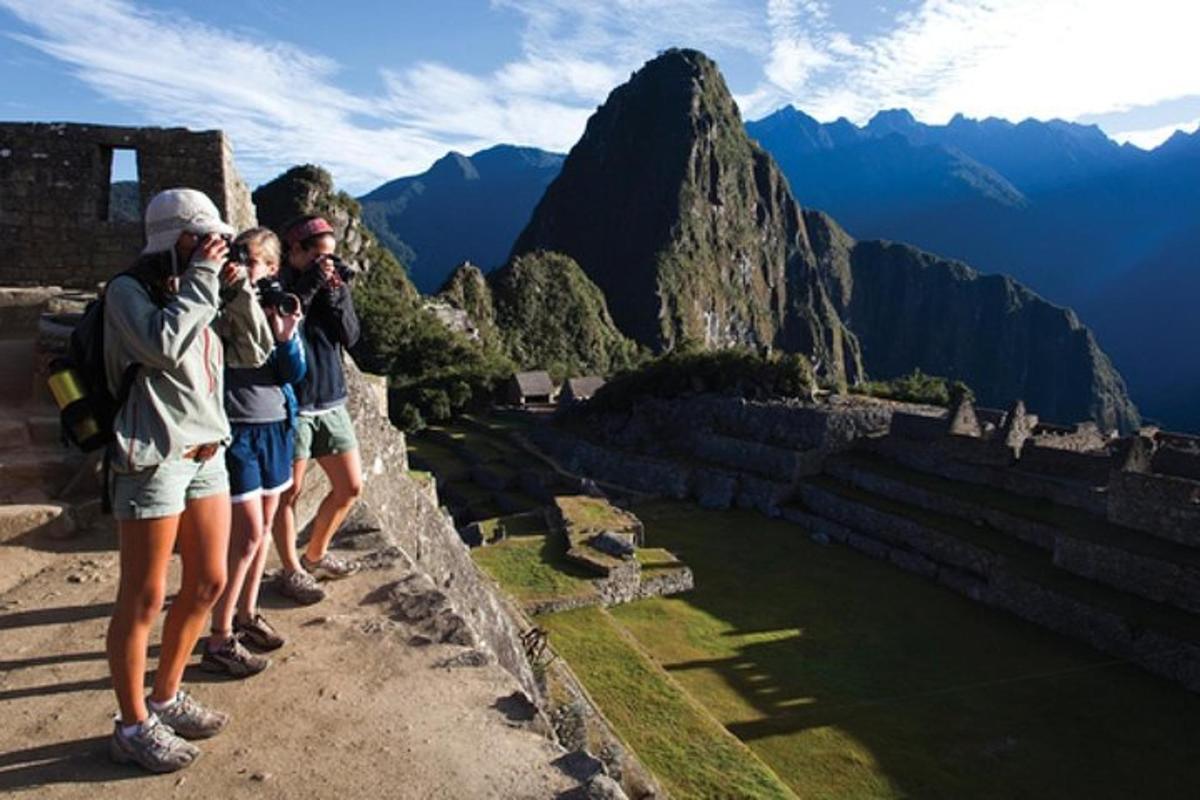 un gruppo di persone che scatta foto delle rovine di una montagna