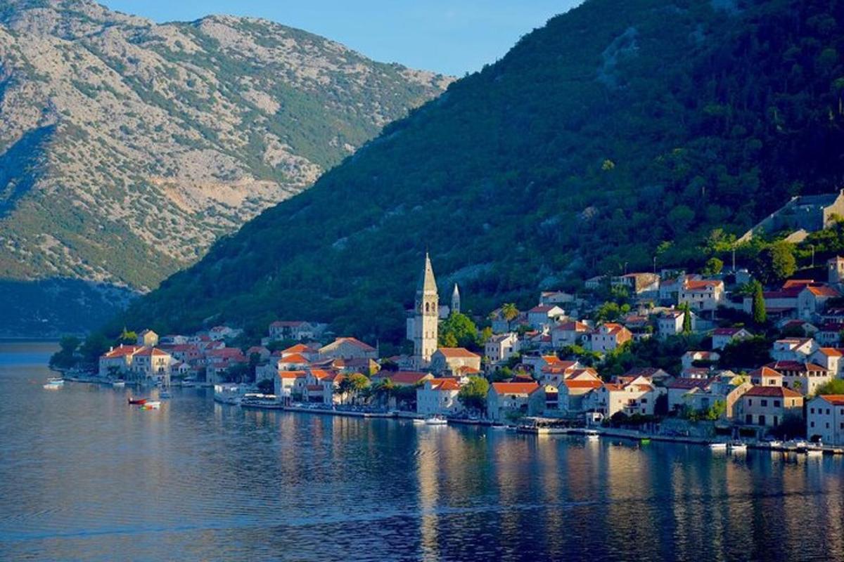 a small town on the shore of a body of water