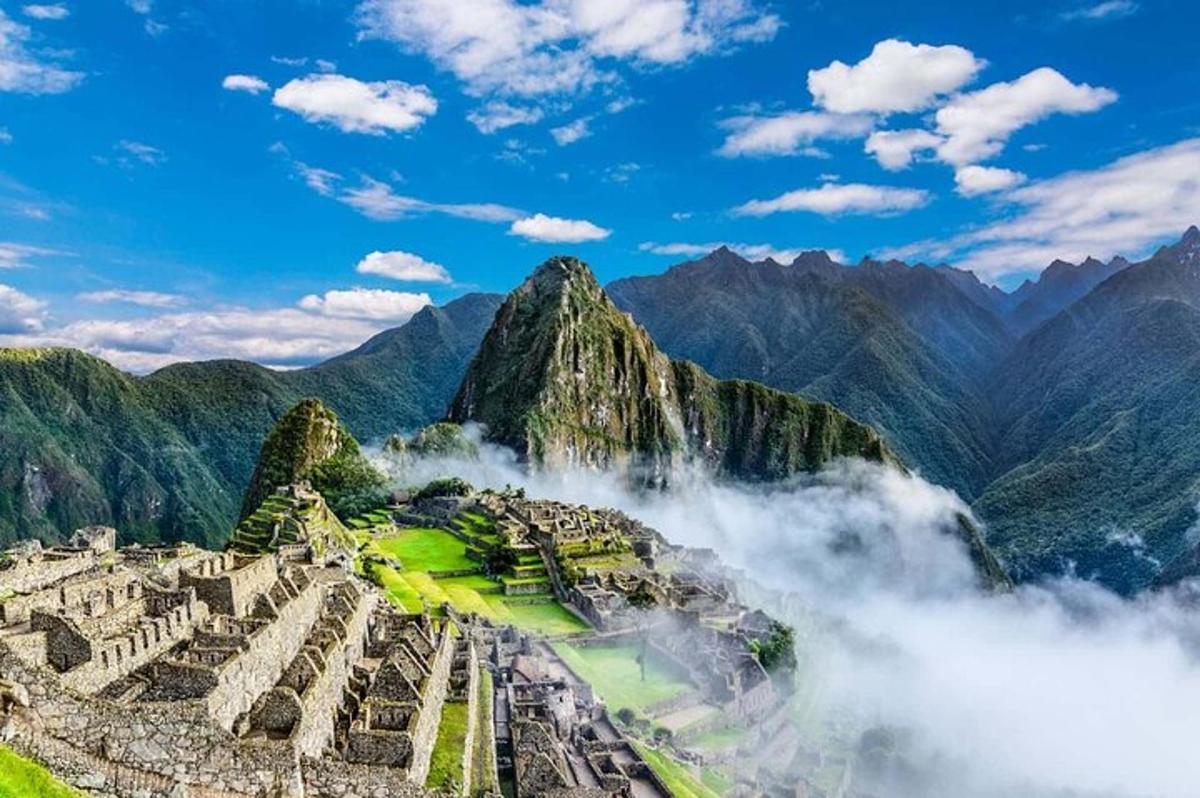 một góc nhìn về machu picchu với những ngọn núi ở phía sau