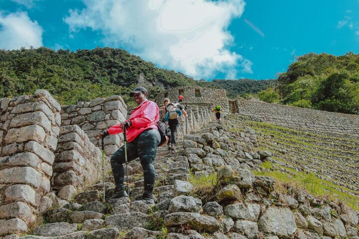 un homme debout sur les ruines d'un mur de pierre
