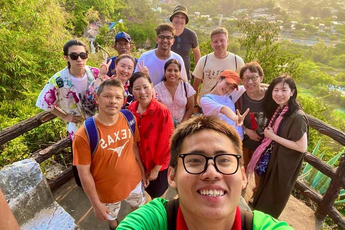 un gruppo di persone in posa per una foto su una montagna