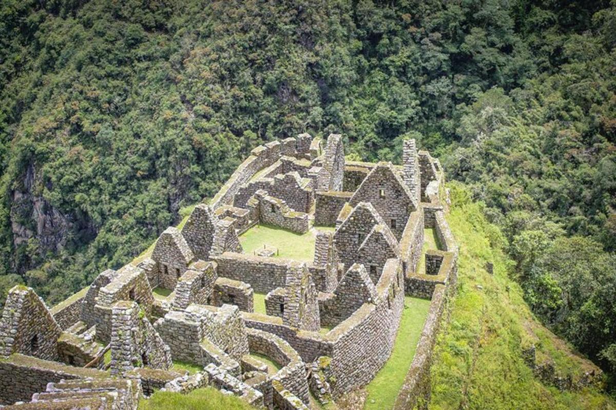 um velho castelo no topo de uma montanha