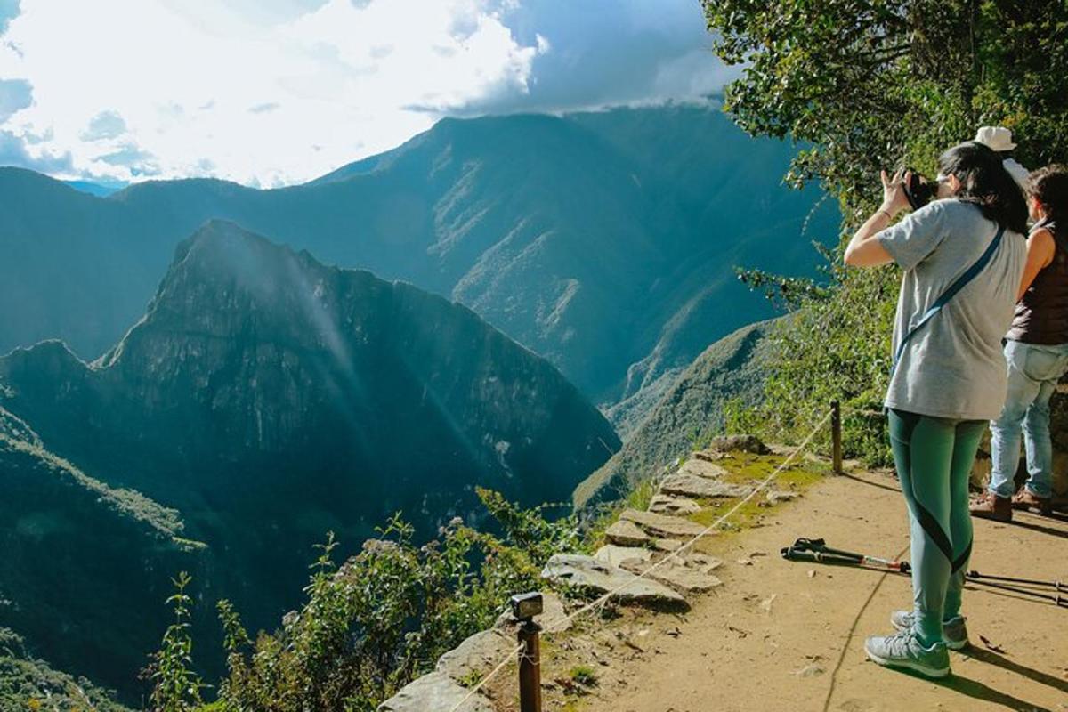 uma mulher tirando uma foto das montanhas