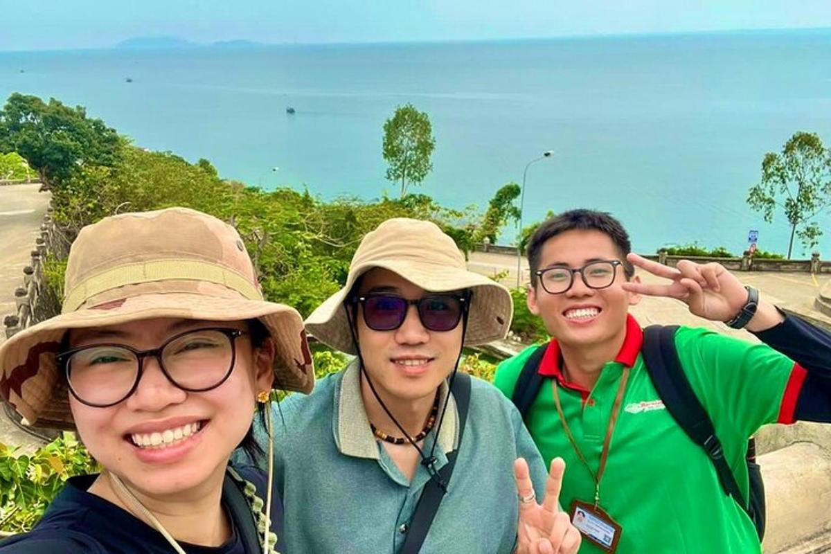 Tres personas con sombreros posando para una fotografía