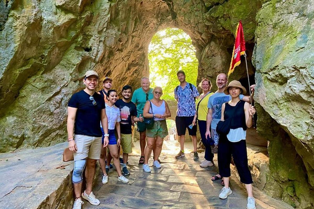 un gruppo di persone che camminano in un tunnel