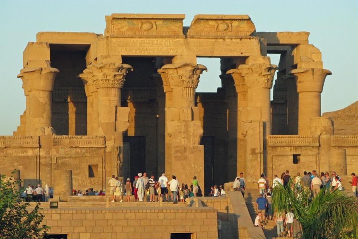 مجموعة من الأشخاص يقفون أمام مبنى
