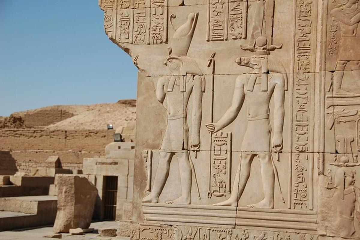نقش بارز لرجلين على جانب جدار