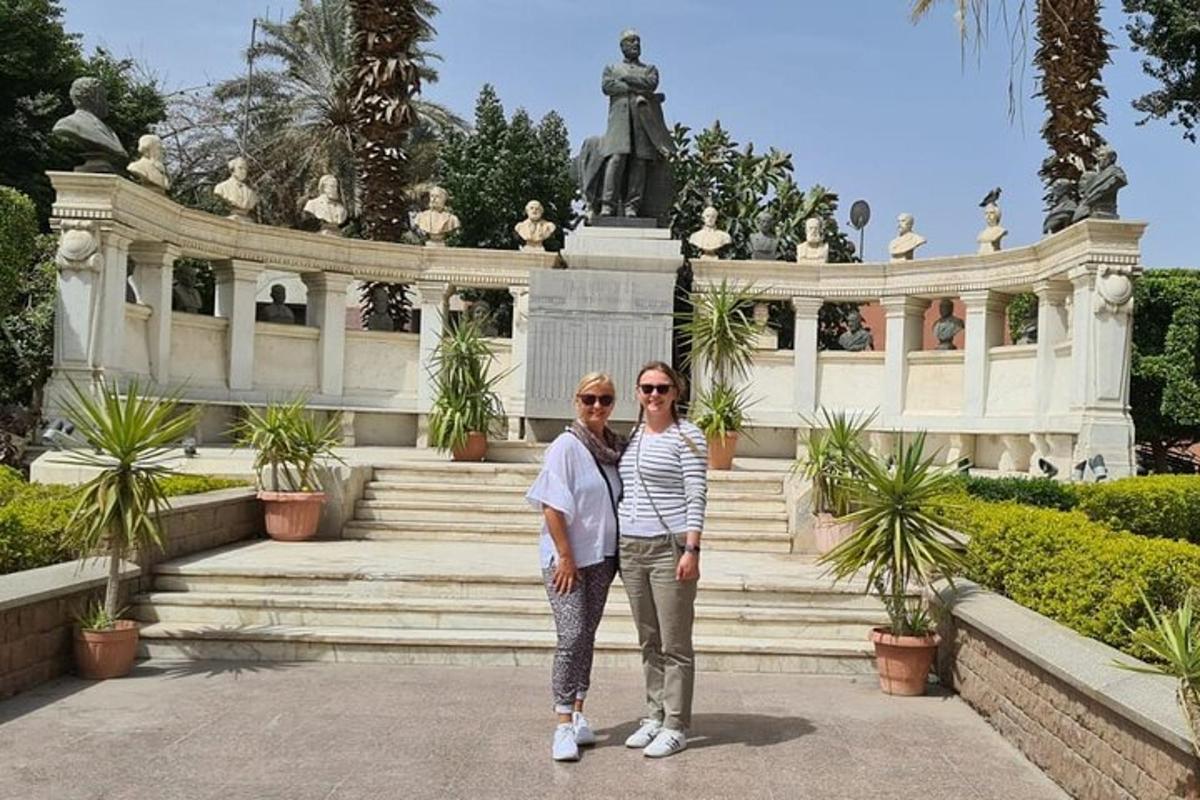 ein Mann und eine Frau stehen vor einer Statue