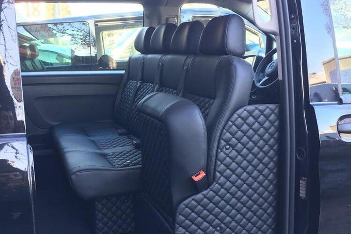 kursi belakang minivan yang kosong