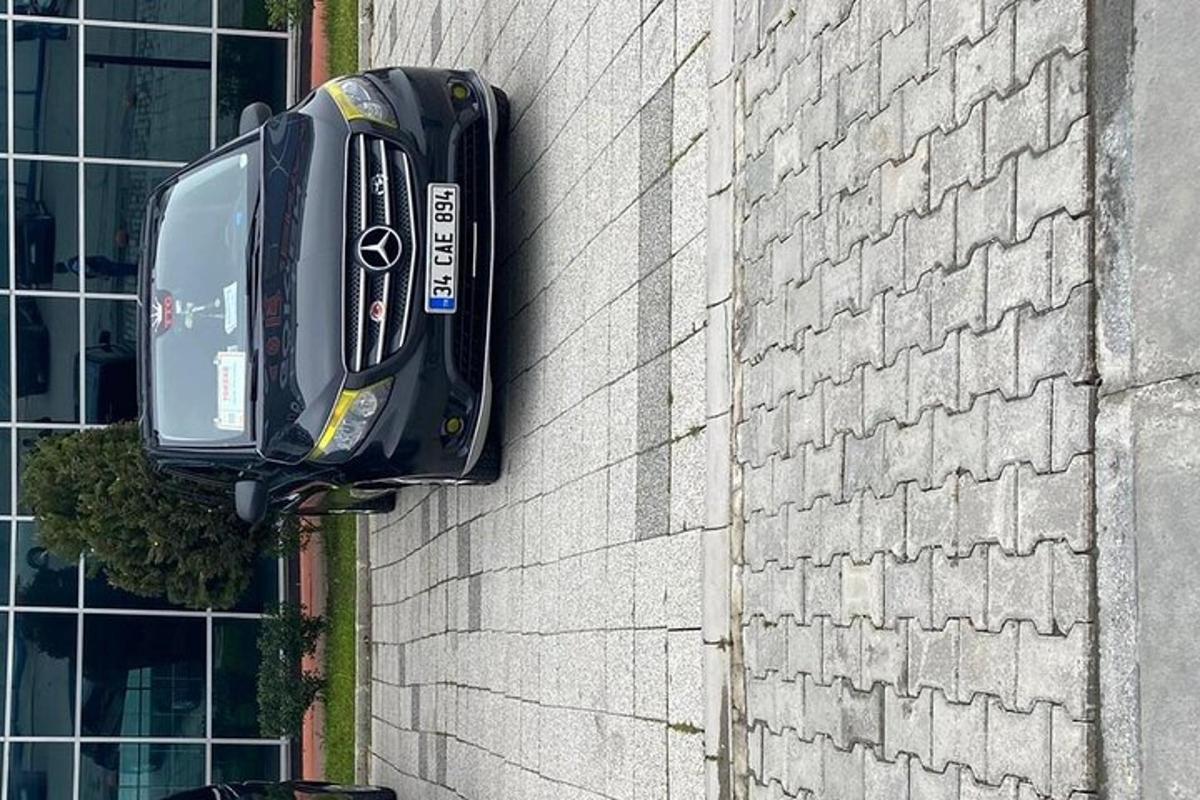 sebuah mobil terparkir di sisi gedung