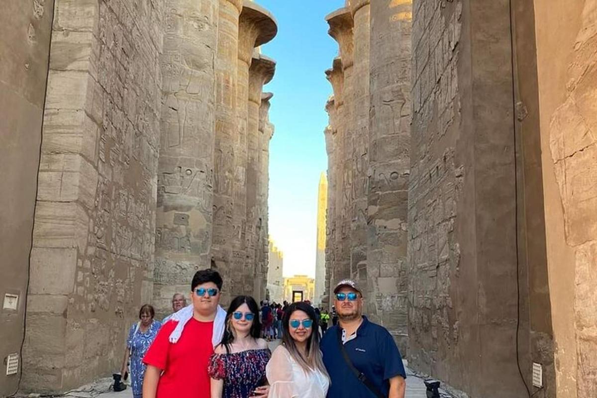 un gruppo di persone in piedi tra le rovine di un edificio