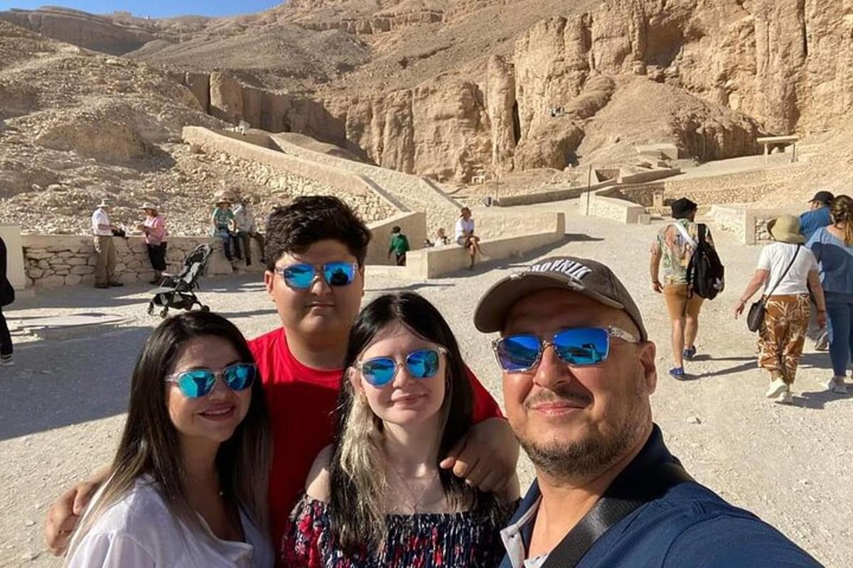 un gruppo di persone in posa per una foto alle piramidi