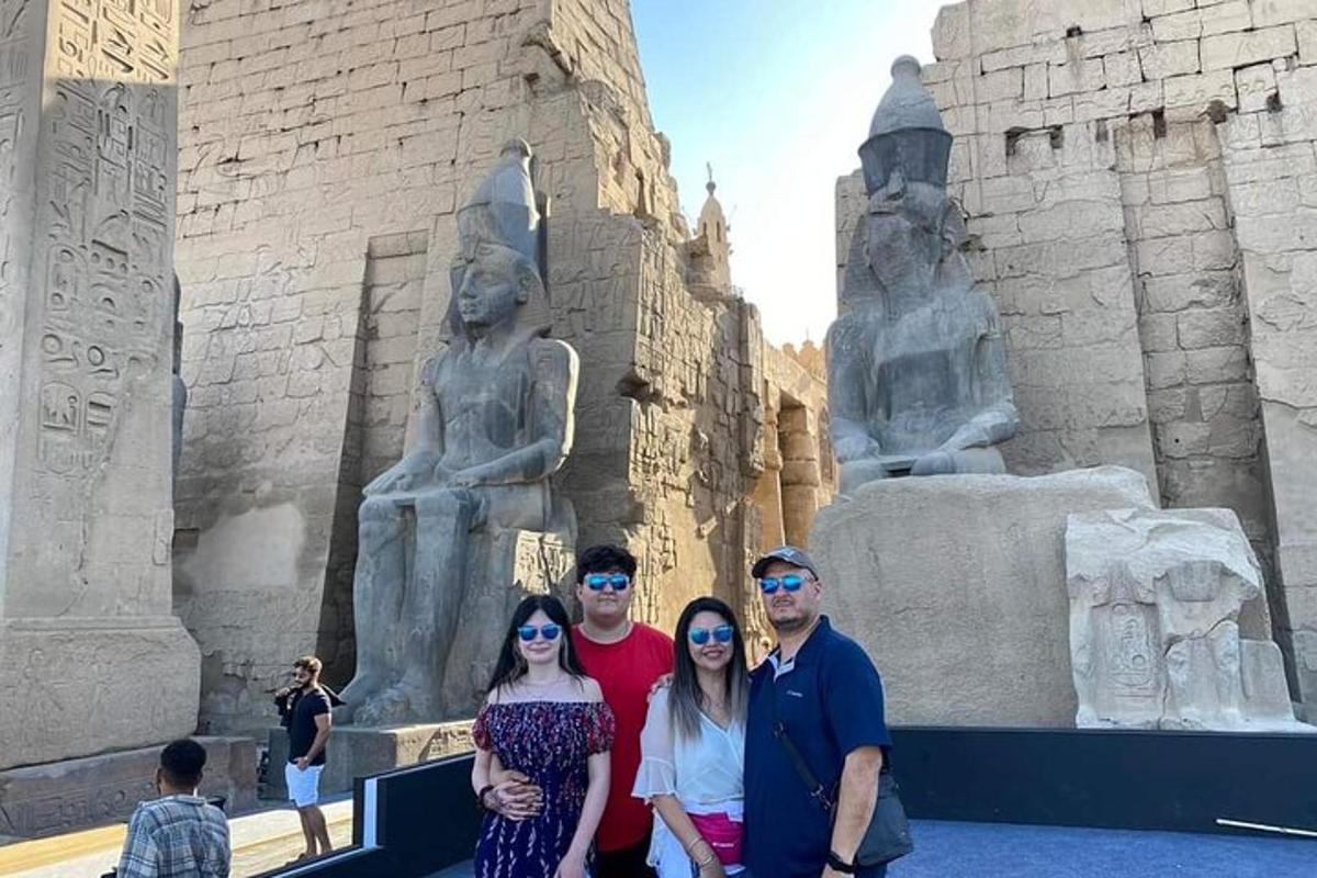 un gruppo di persone in piedi davanti a una statua