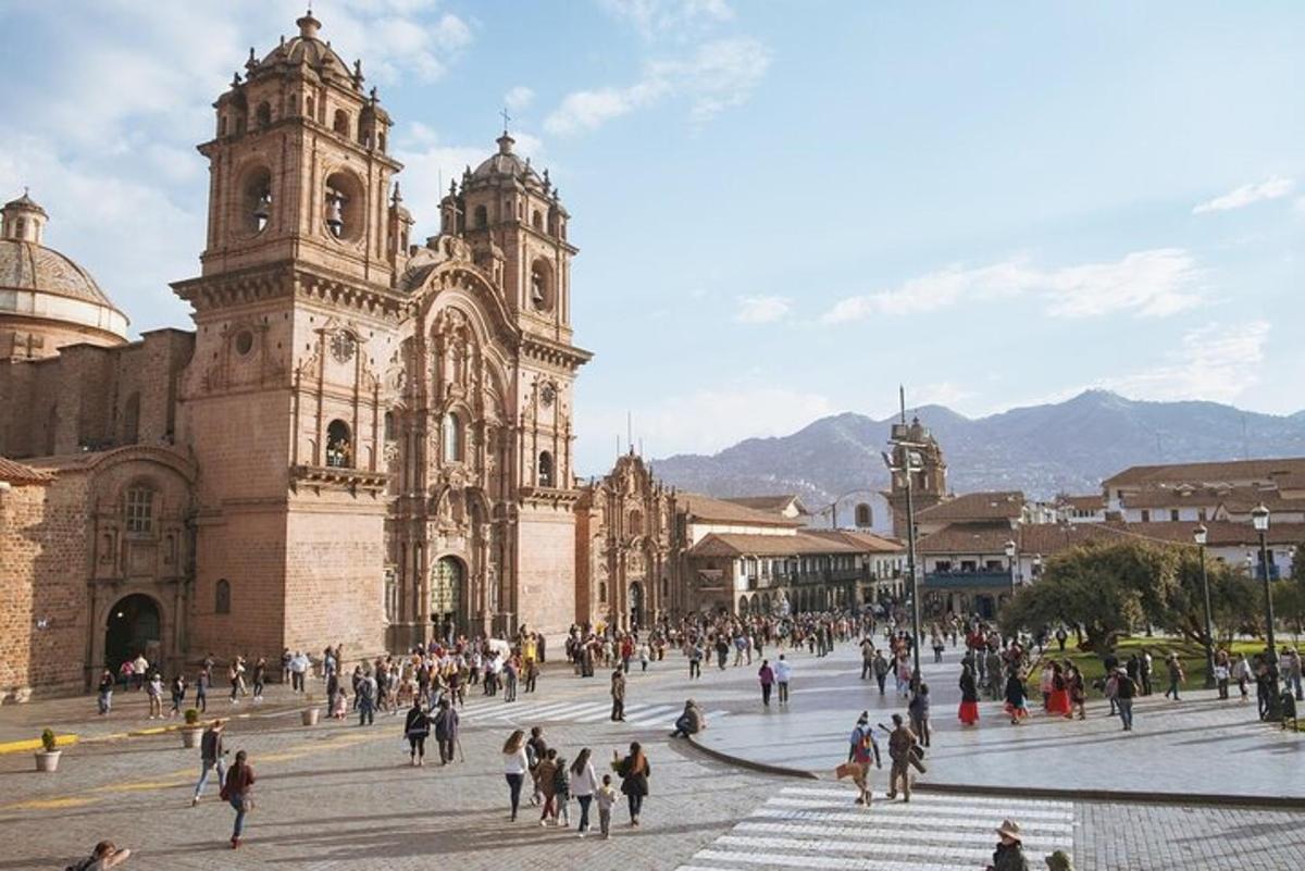 un gruppo di persone che camminano davanti a una cattedrale