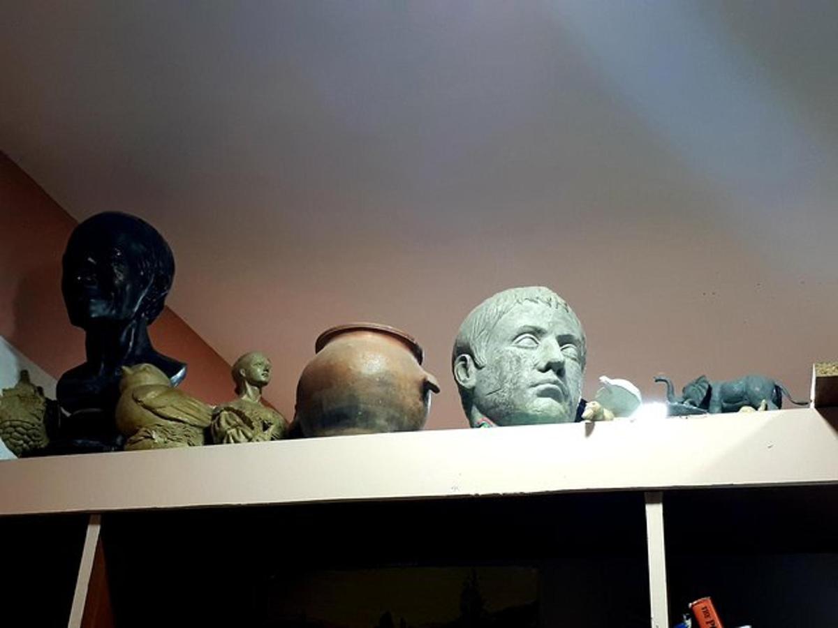 un grupo de bustos en lo alto de un estante