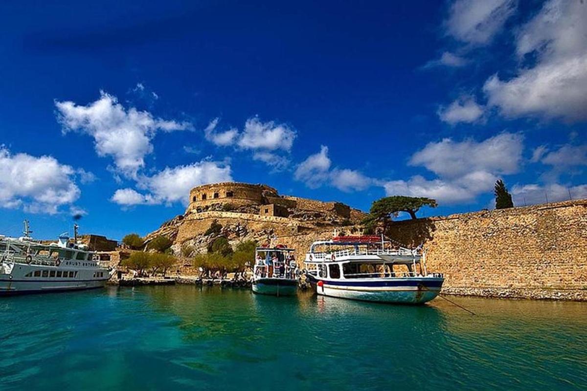 tres barcos en un cuerpo de agua con un castillo