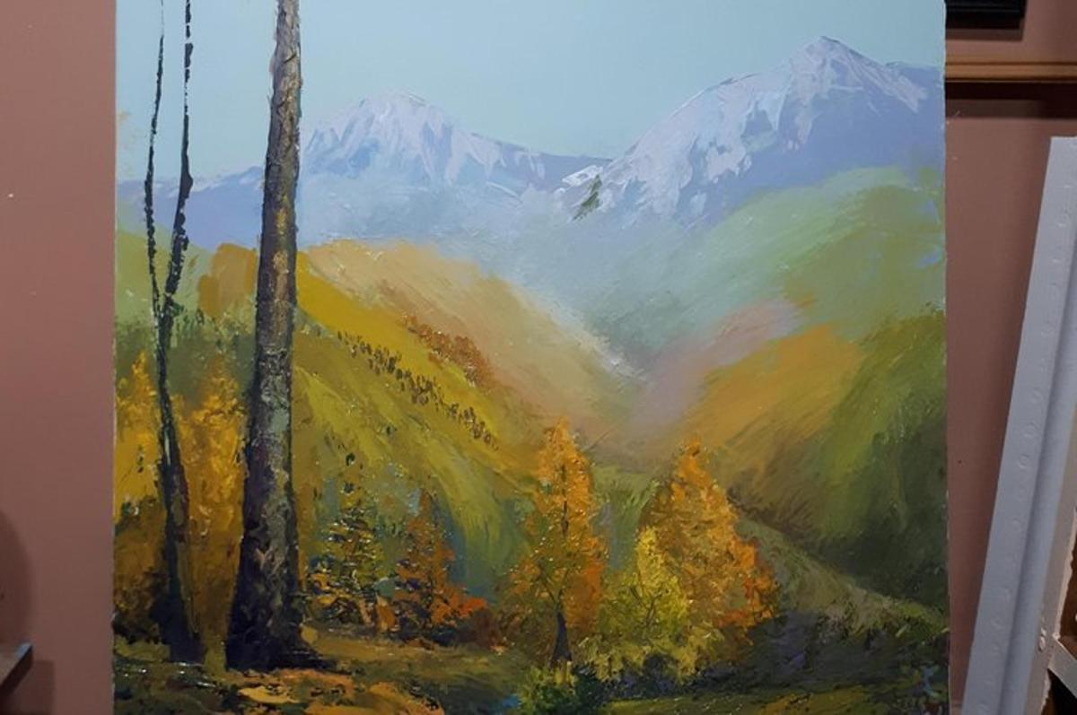 Una pintura de un valle con árboles y montañas.
