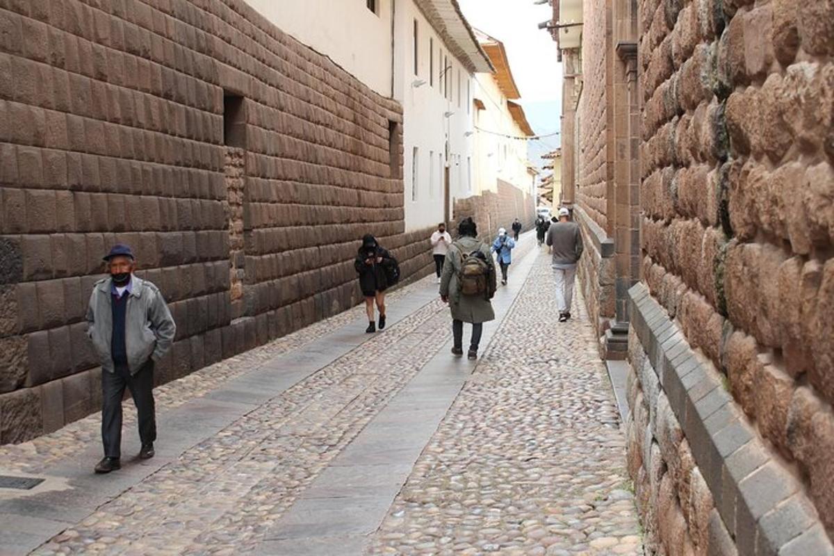 skupina lidí jdoucích uličkou