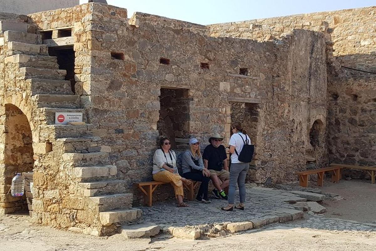 un grupo de personas sentadas afuera de un edificio