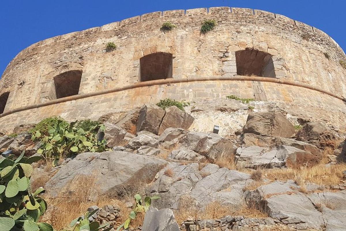un gran edificio de piedra en la cima de una montaña