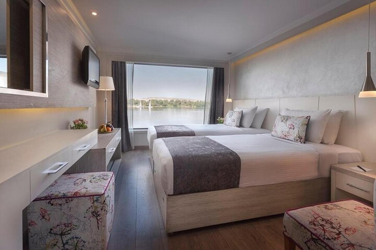 egy kétágyas, nagy ablakos hotelszoba