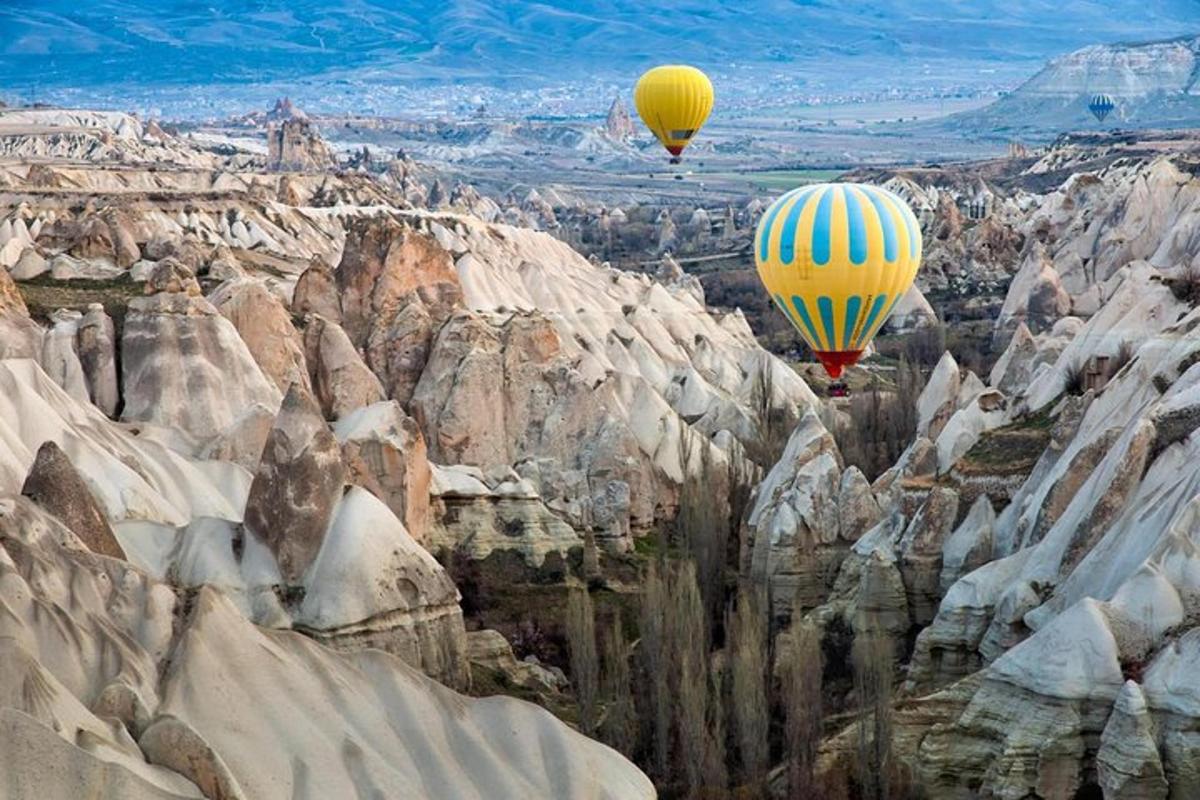 due mongolfiere che volano sopra una montagna rocciosa