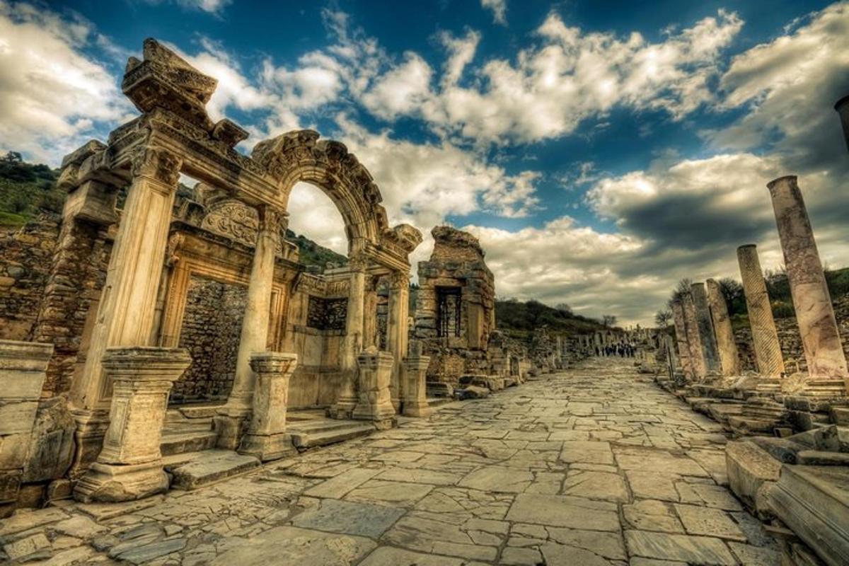 un vecchio edificio con un arco e una strada in pietra