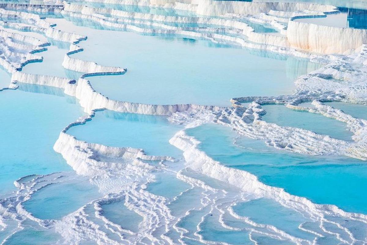 una vista aerea di un ghiacciaio in acqua