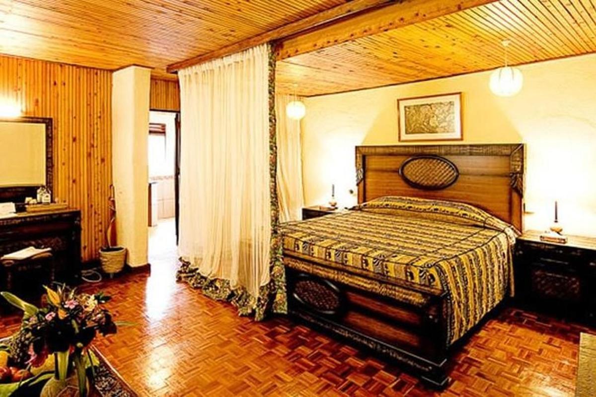 un dormitor cu un pat mare într-o cameră