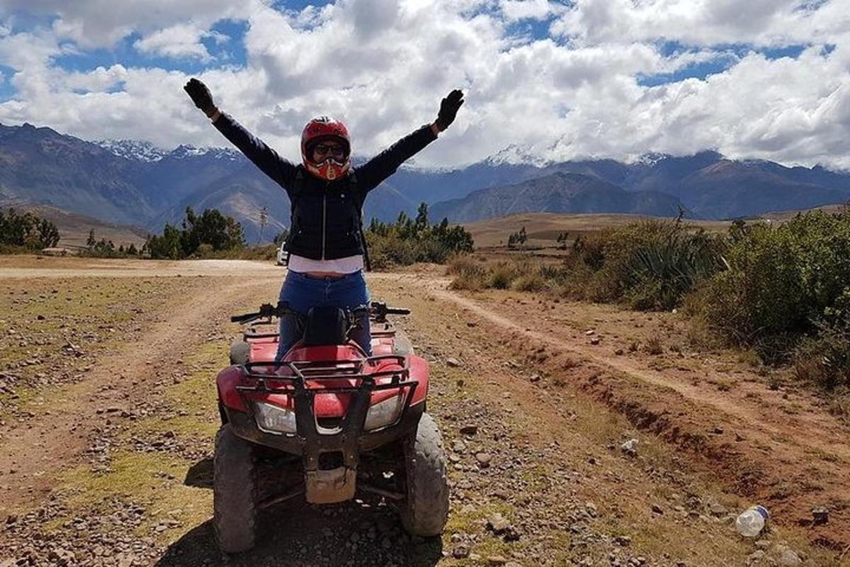 una dona en un quad per un camí de terra