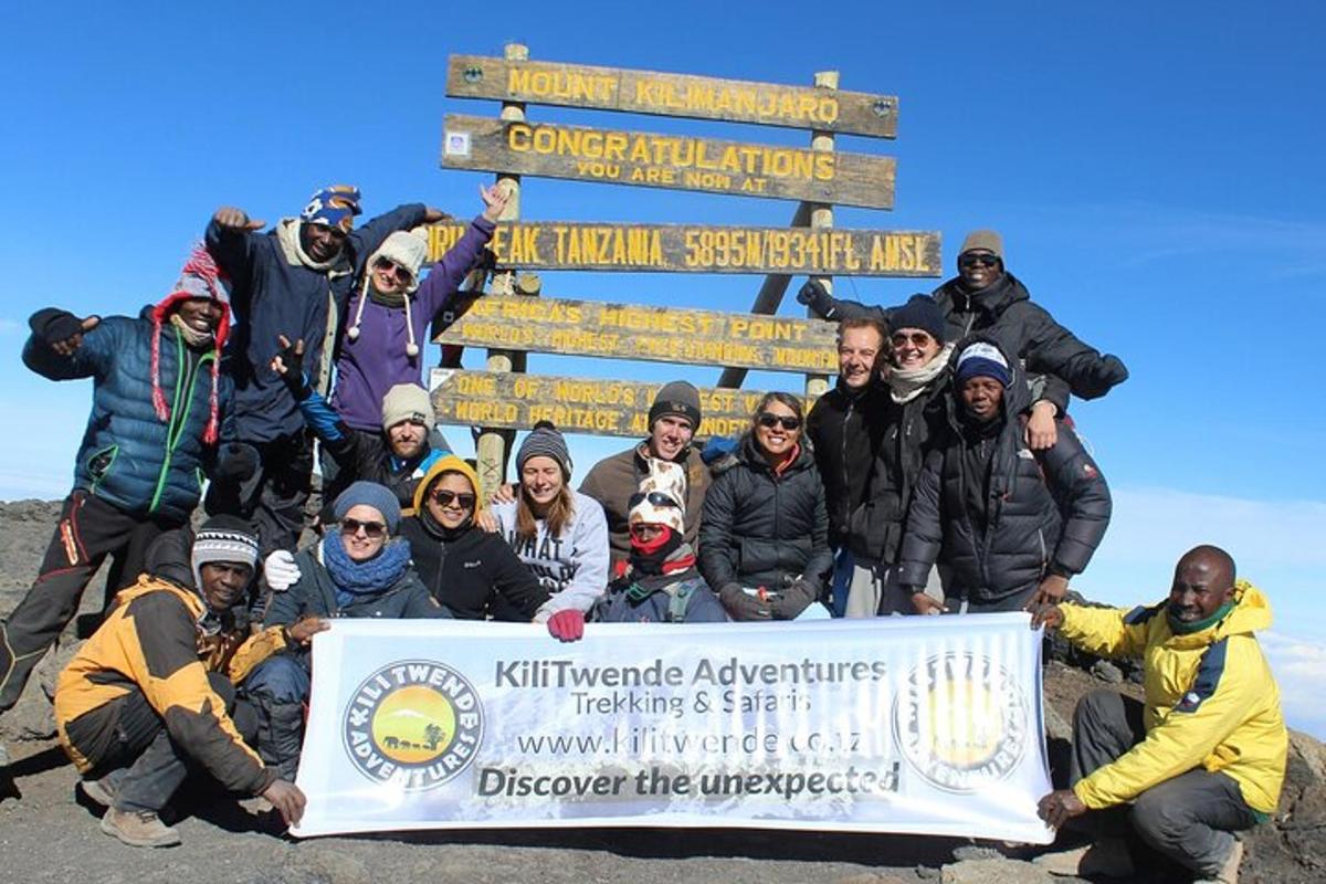 um grupo de pessoas em pé em frente a uma placa