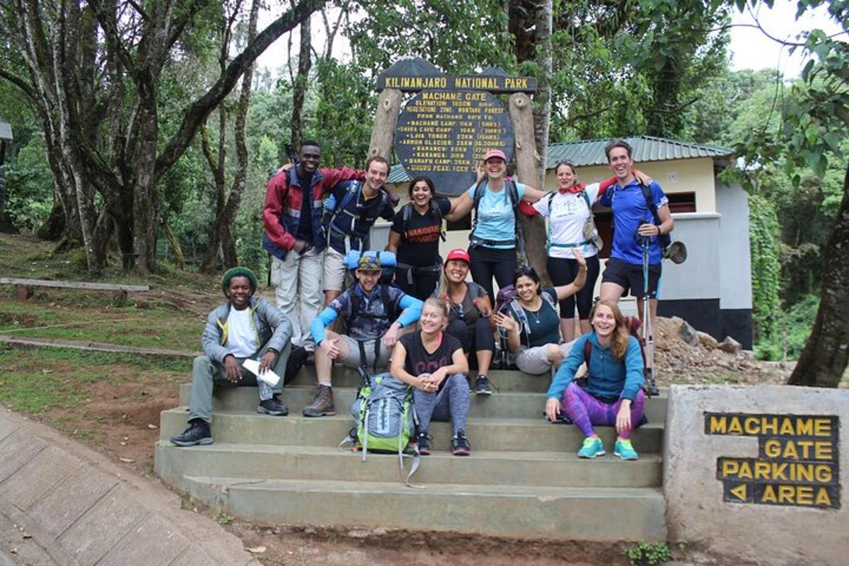 um grupo de pessoas posando em frente a um monumento