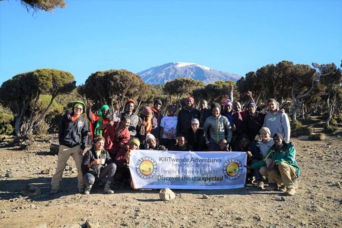 un grup de persones posant per a una foto amb una pancarta