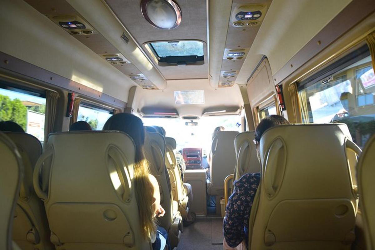 skupina lidí sedících v autobuse