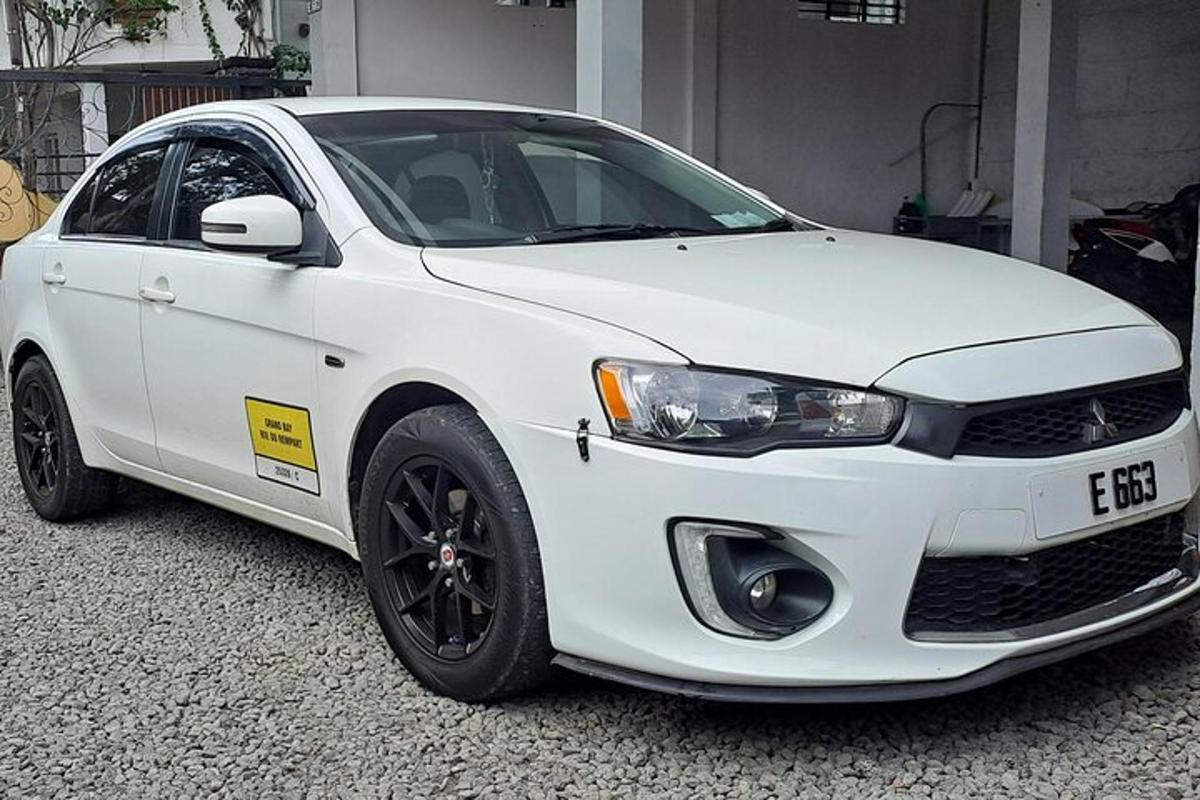 Un coche blanco está aparcado en un garaje.