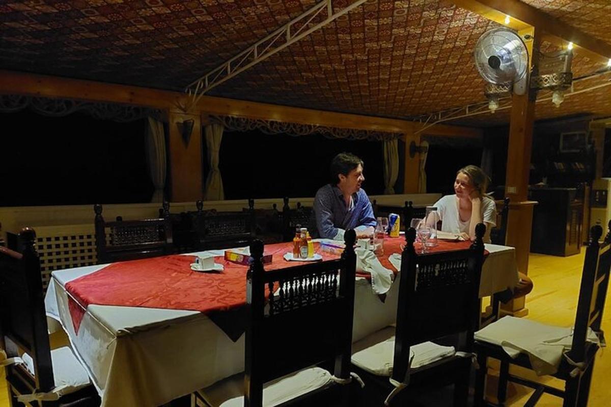 dva lidé sedící u stolu v restauraci