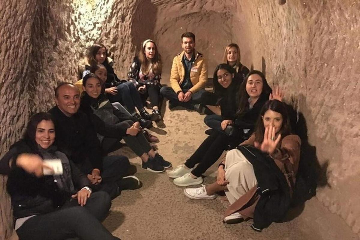skupina lidí pózujících pro fotografii v jeskyni