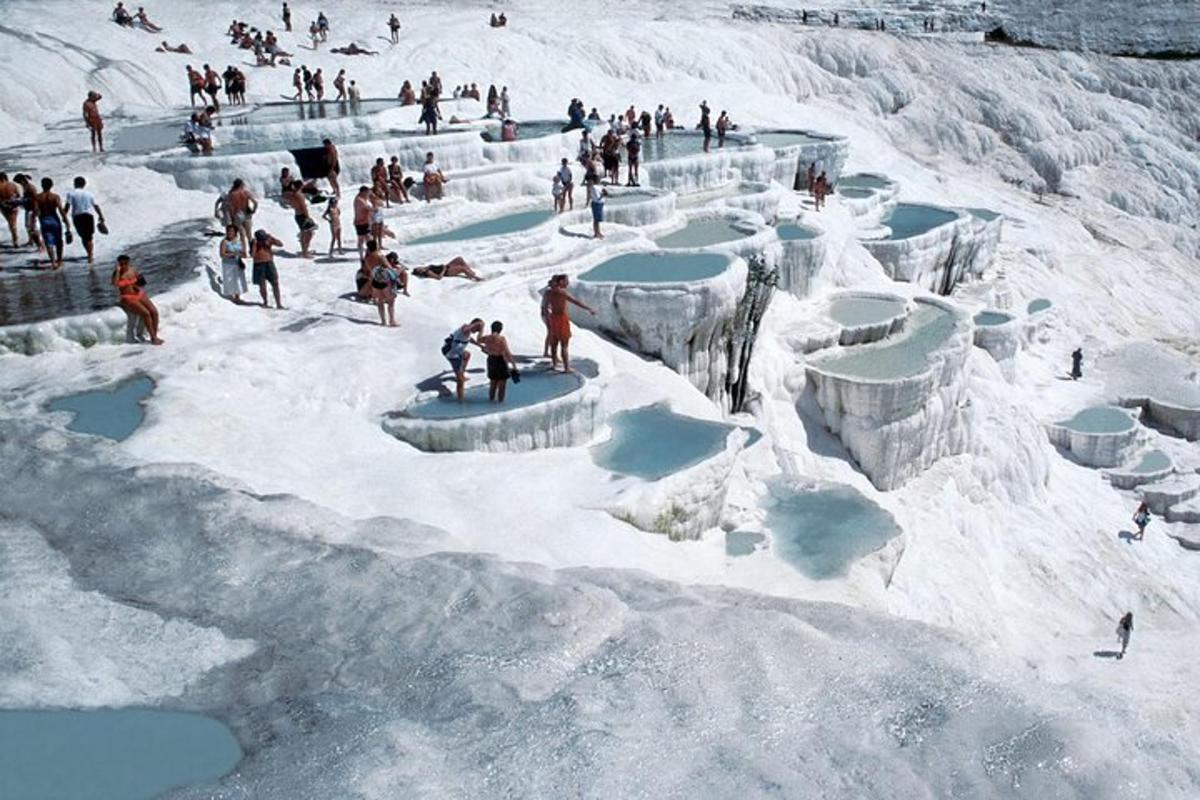 eine Gruppe von Menschen spielt im Schnee