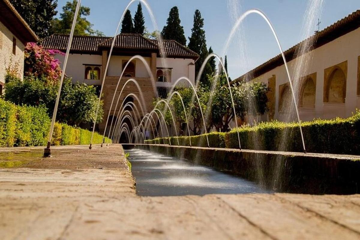 una fontana in mezzo a una strada con un edificio